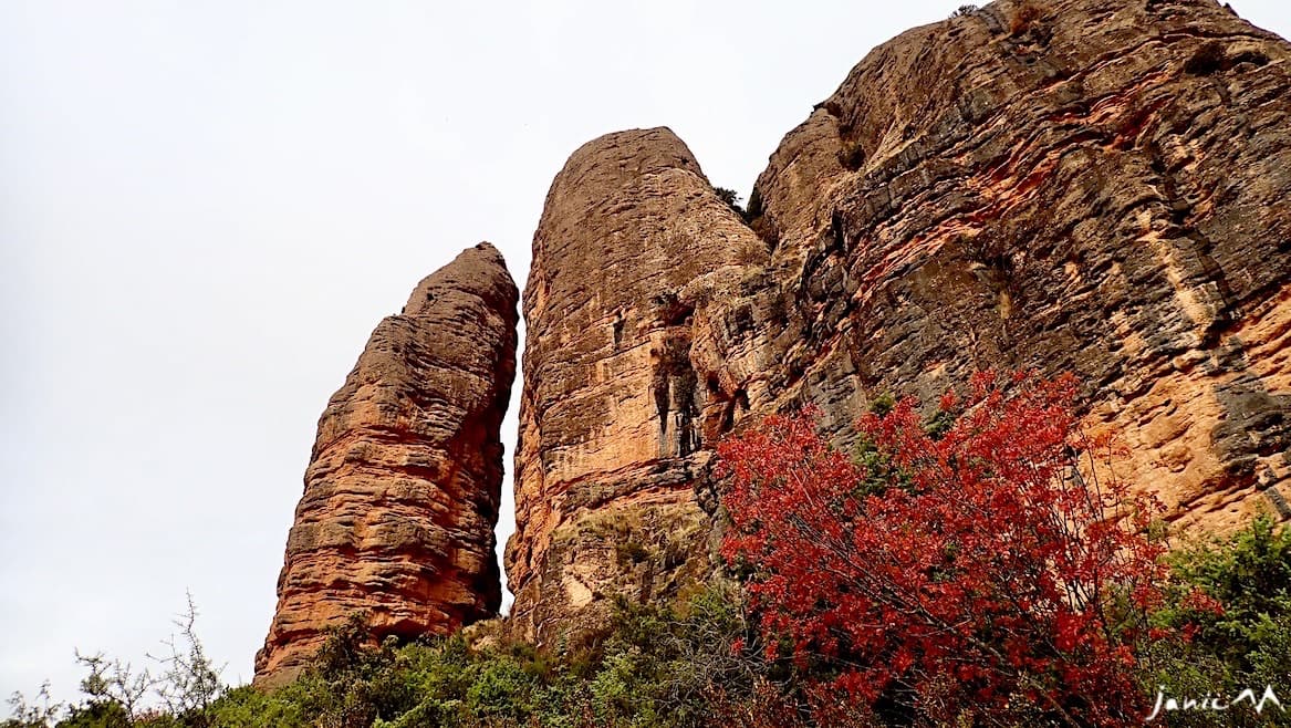Peña Sola, the detached tower on the left, with the Mallo d'o Castiello beside it above Agüero