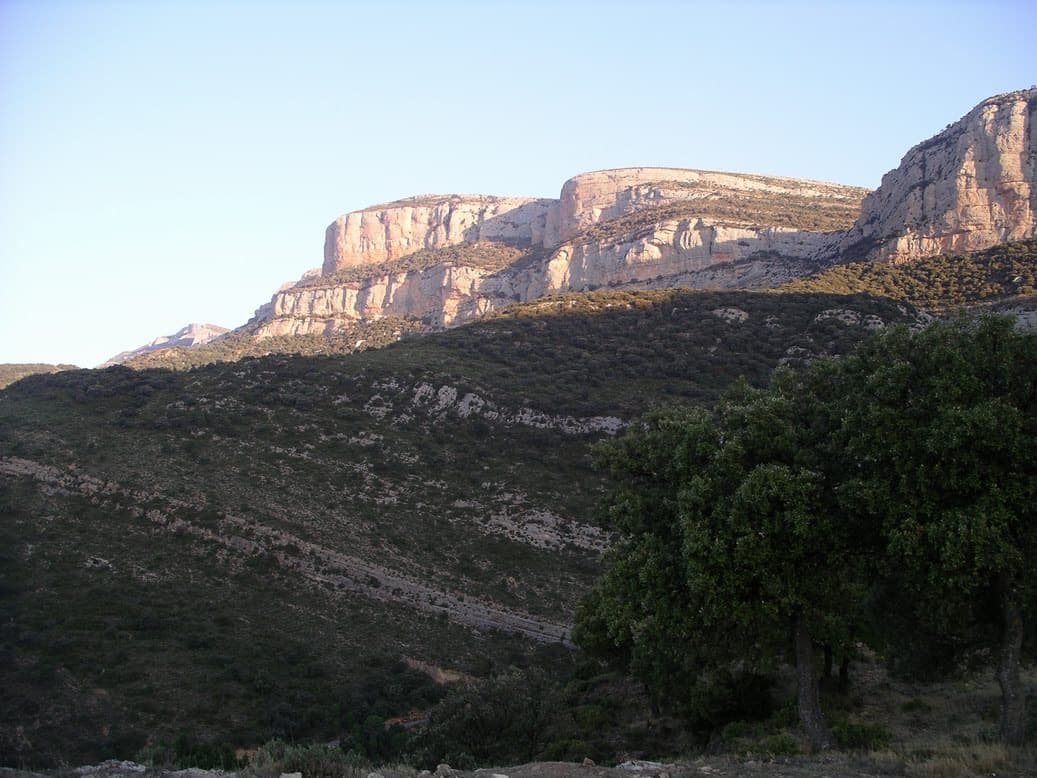 The two sectors of the Roca Alta above Vilanova de Meià