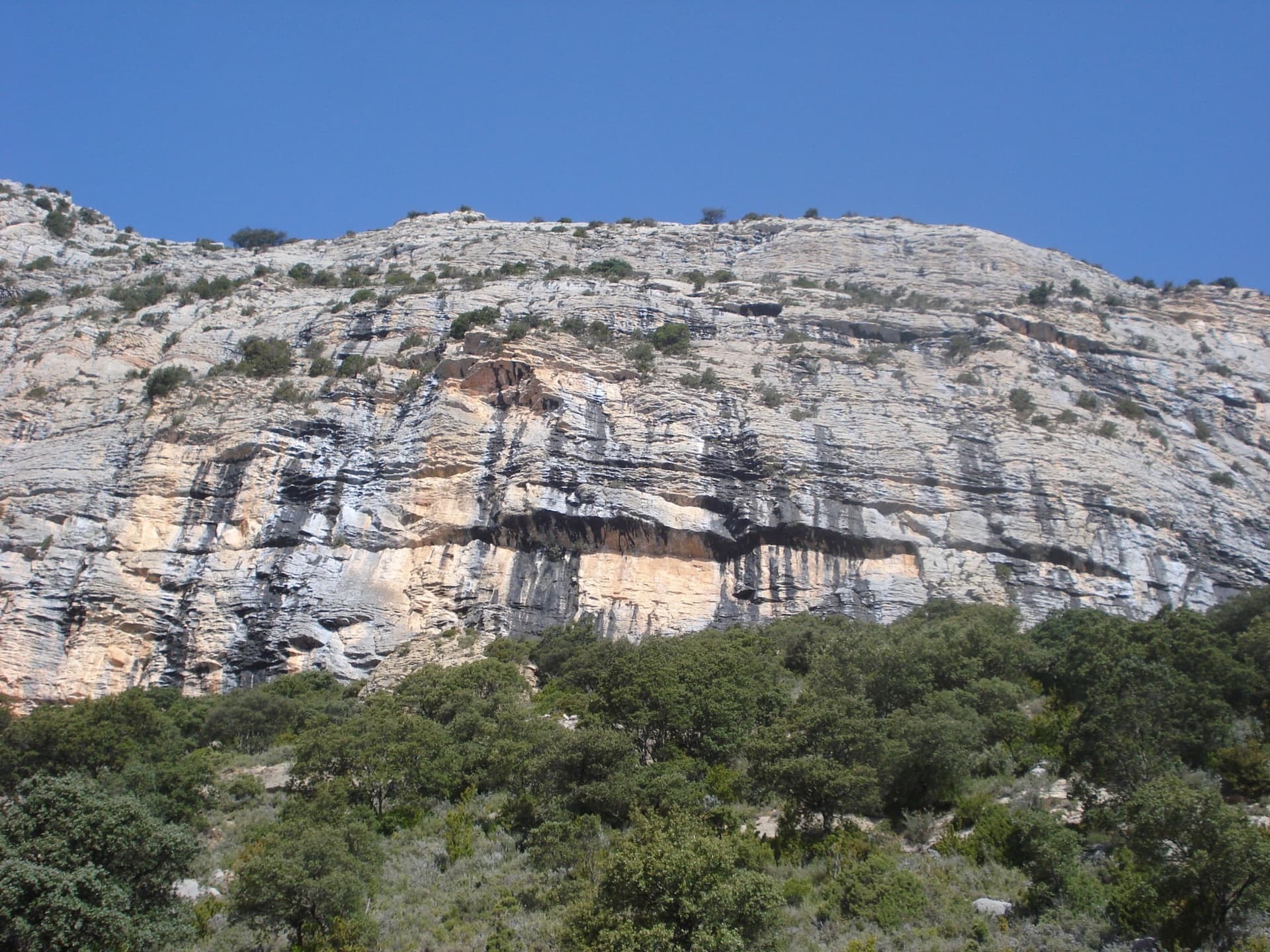 The right-hand part of the Roca dels Arcs, with its banded roofs and horizontal strata