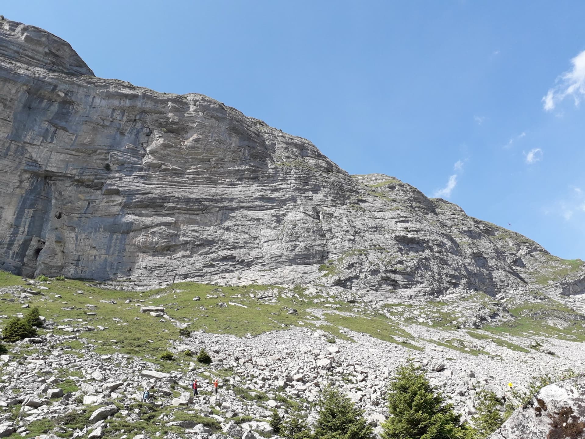 Part of the Hintisberg wall above the scree, seen from the approach