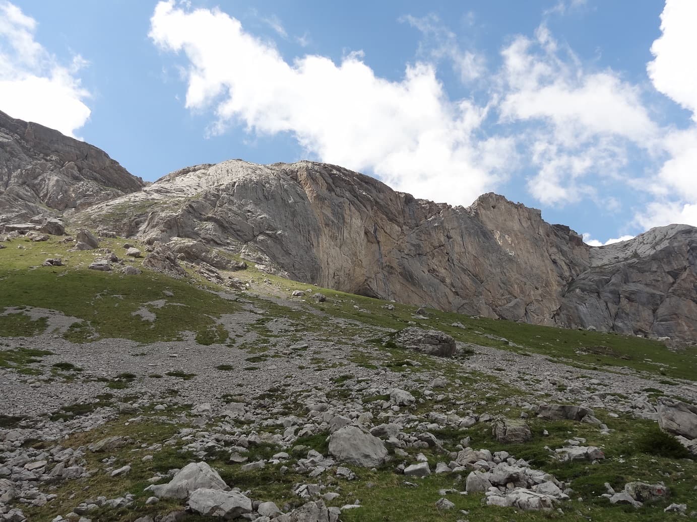 The sector of Les Montons climbed by Pas Perdus and its neighbours, seen from the approach; the line is not marked