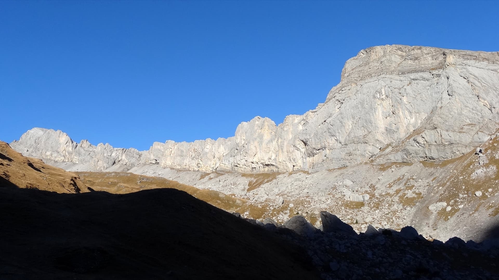 The Montons wall at Sanetsch from the south, from the Pointe Maurice Brandt on the left to the main Montons face; the line is not marked