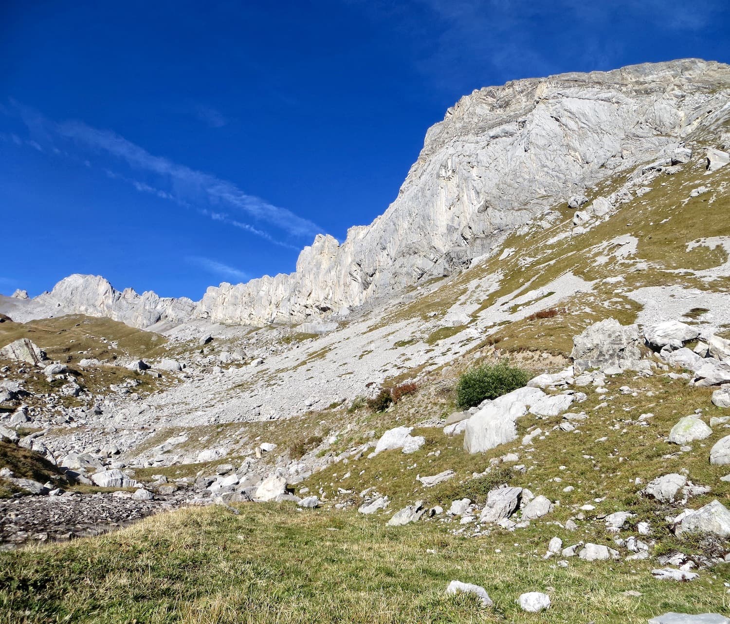 Les Montons at Sanetsch, with the Pointe Maurice Brandt in the centre; La vita è bella climbs the main wall. The line is not marked