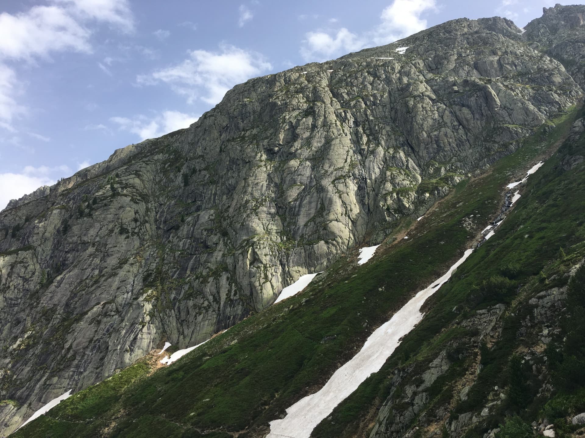 The right-hand part of the Platten slabs above the Susten Pass road, where Goldregen climbs