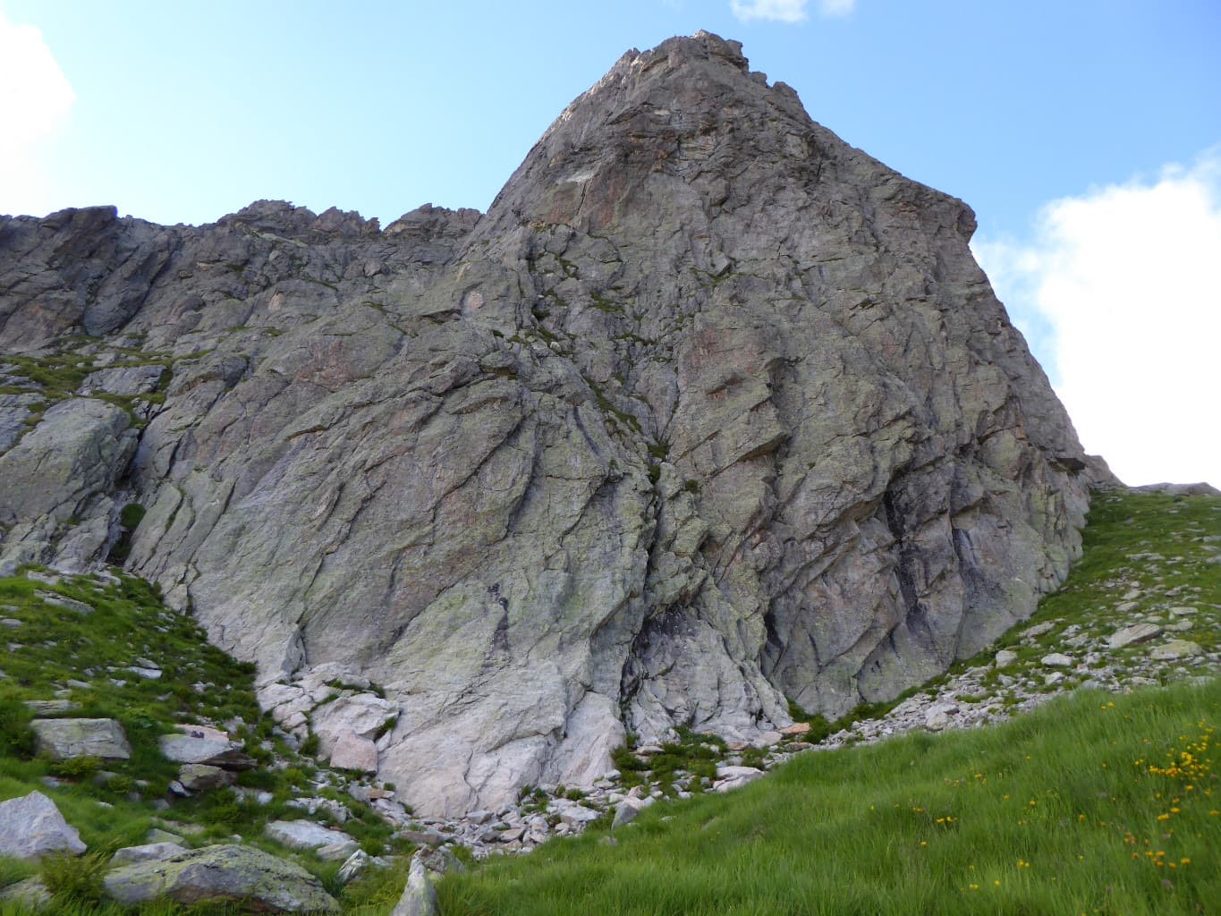 The south pillar of the Pfriendler from below; Tröimli climbs it from the lowest point to the top