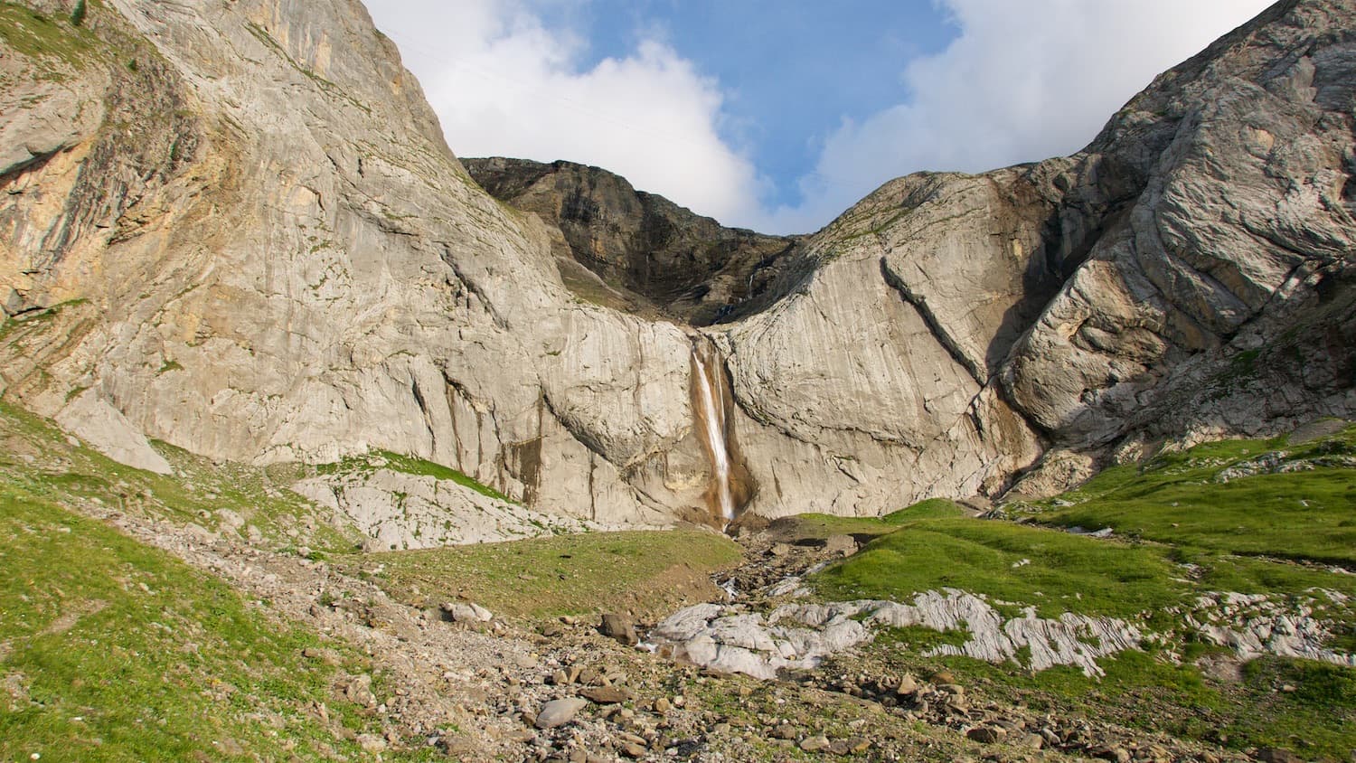 The Falaise du Dar and its waterfall above the Col du Pillon; Mérite alpin climbs the wall to the right of the fall