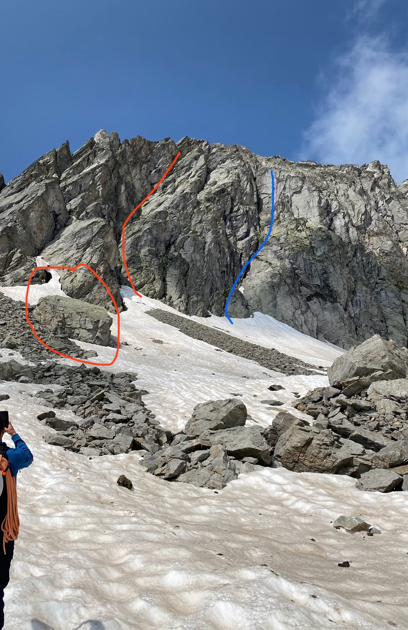 The start of Silbermantel on the Gross Öugstchummuhorn: red marks the big block and the route's corner line, blue the other line of corners to avoid