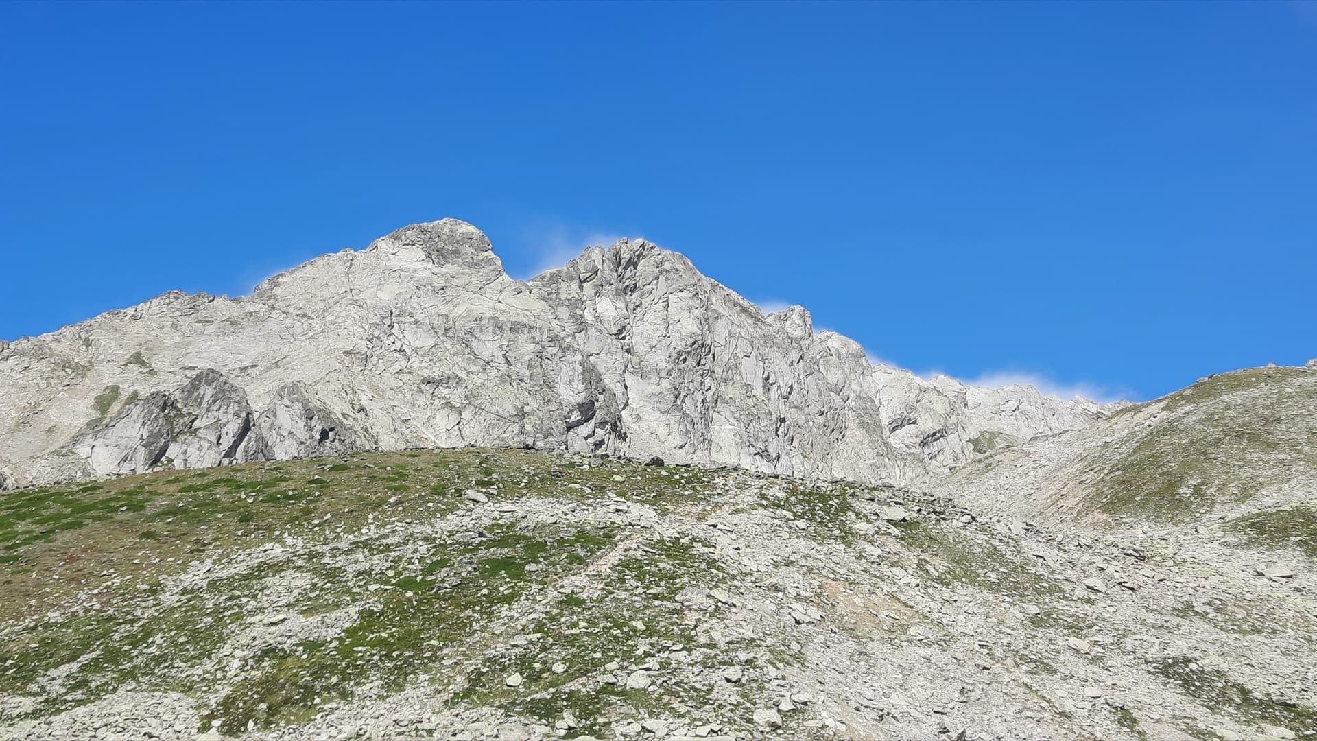 The Klein and Gross Öugstchummuhorn seen from the approach to the Wiwannihütte