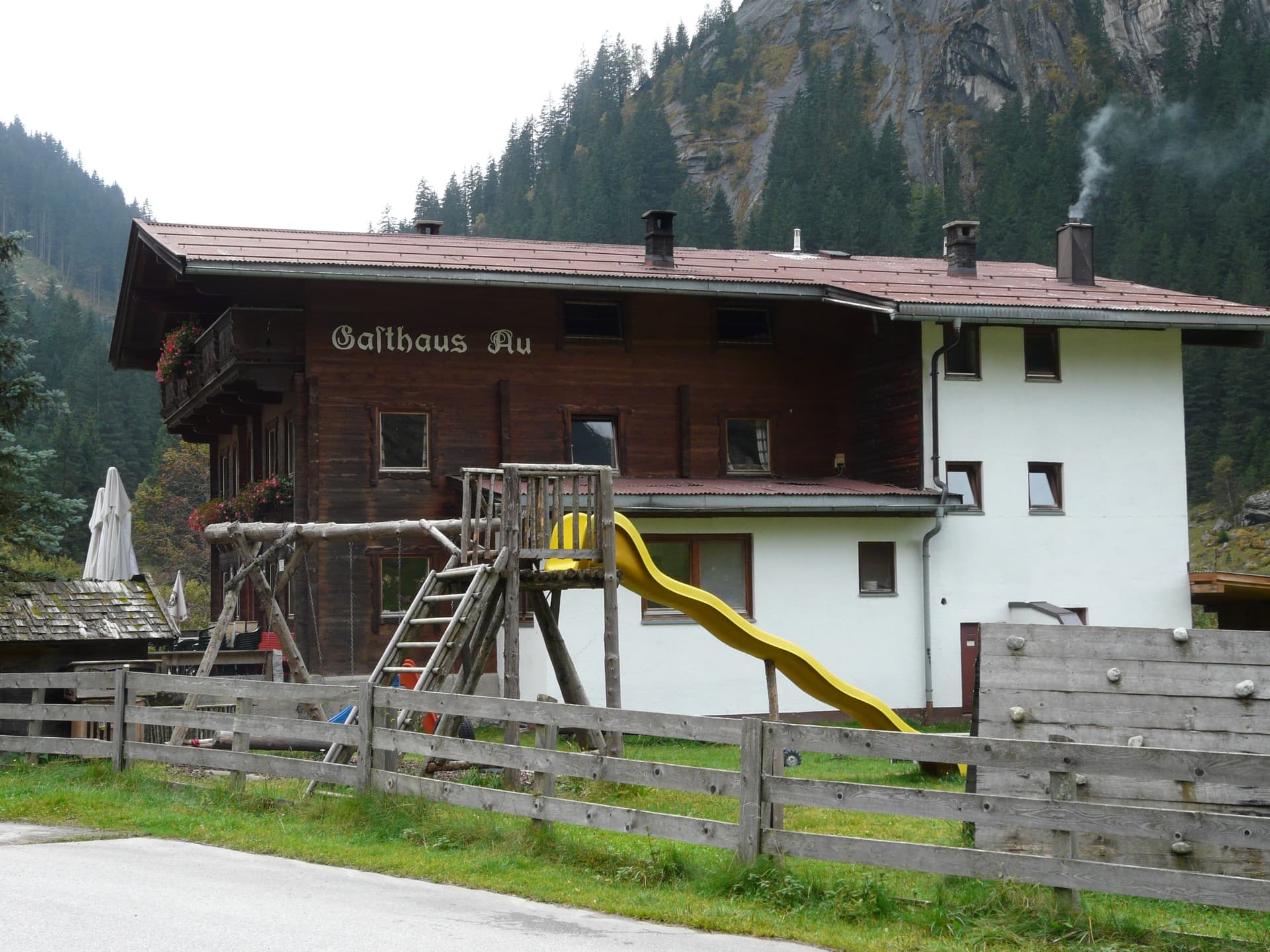 Gasthaus Au in the Zillergrund, where the approach starts; granite walls rise directly above the inn