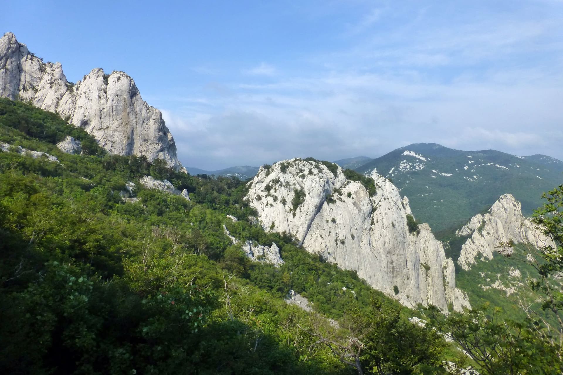 The limestone towers of the Dabarski kukovi above the Dabar basins, August 2019; the route is not marked.