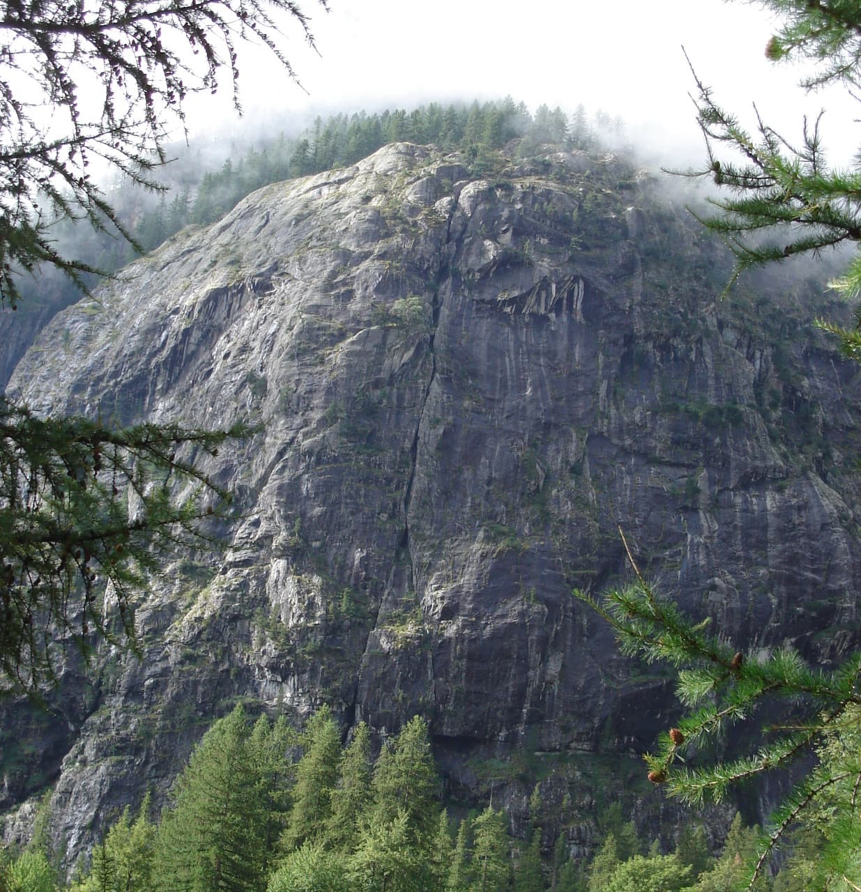 The Paroi de la Fissure above Ailefroide, with the long crack that names it; La Snoopy directe climbs the face to its left