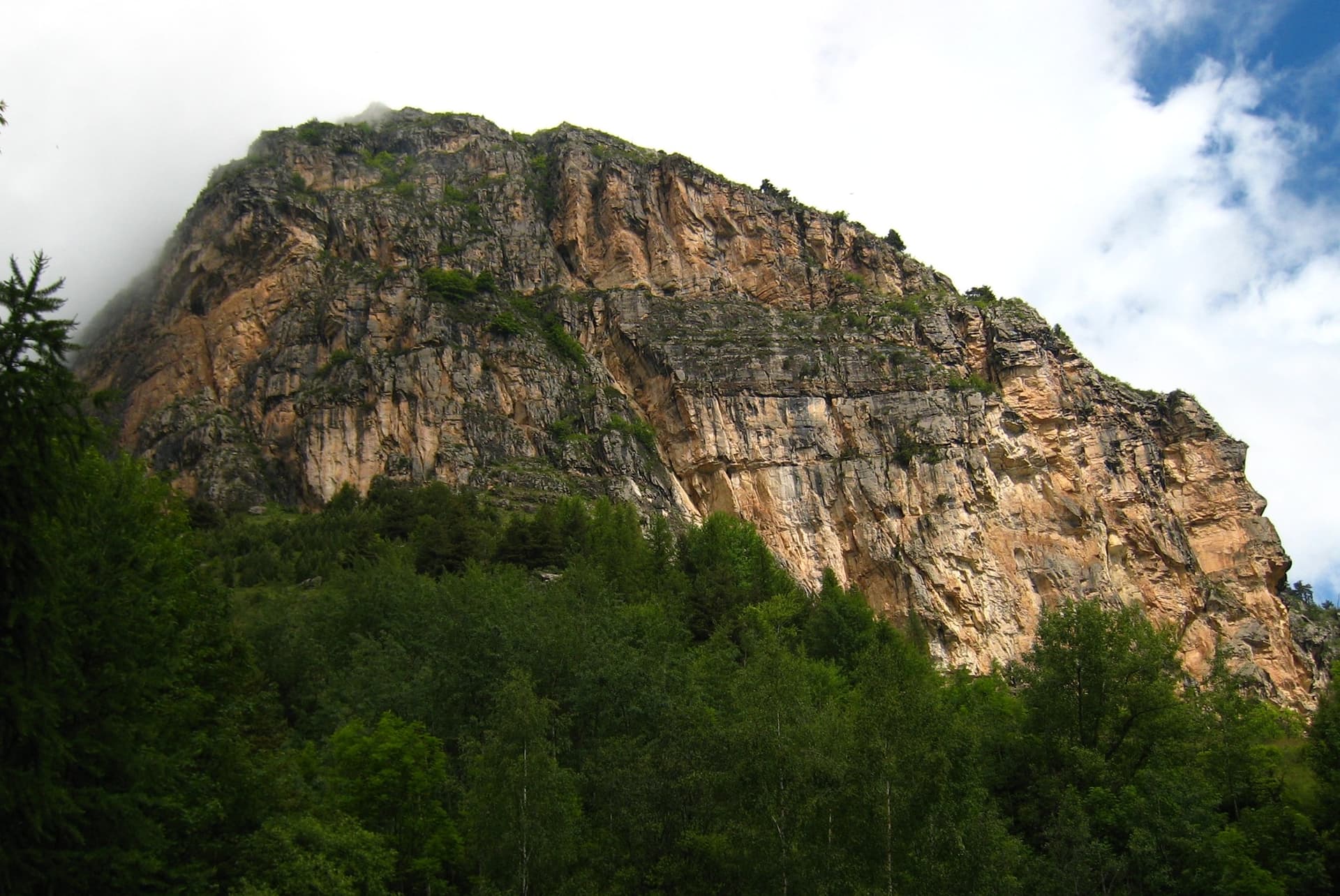 The multipitch wall of Le Ponteil above Champcella