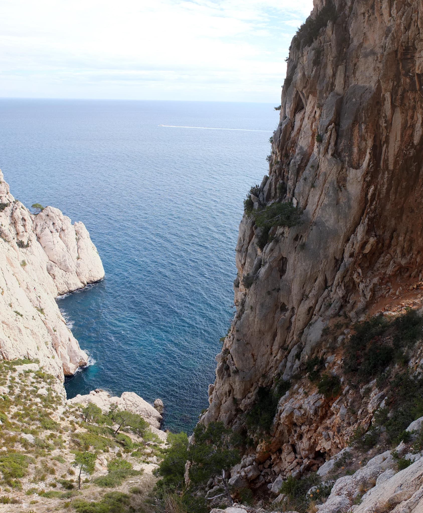 The Calanque de l'Eissadon and its cliffs seen from above