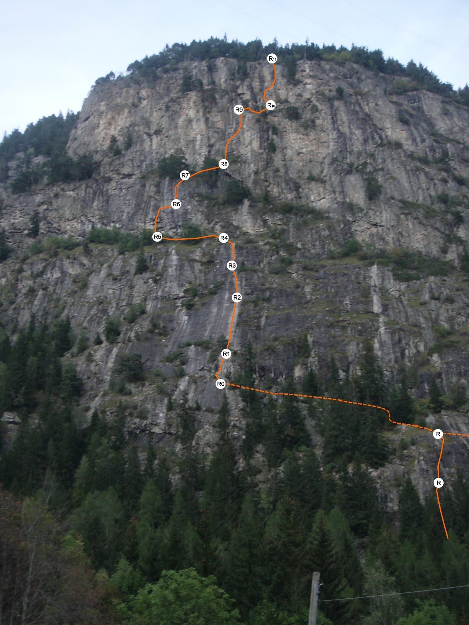 Photo-topo of Vipère au pied on the Barberine wall, with the belays numbered and the two approach pitches up the lower slabs