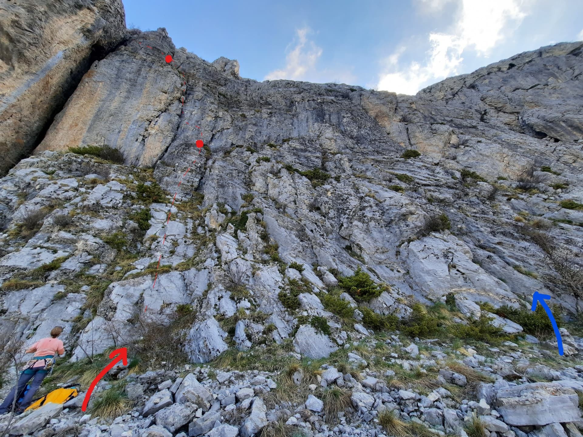 The foot of the south-west face of Pic Crillon. The blue arrow marks the start of Pas Gicon que ça (Gic'N'Roll); the red arrow and dots are its neighbour Gicon d'agneau.