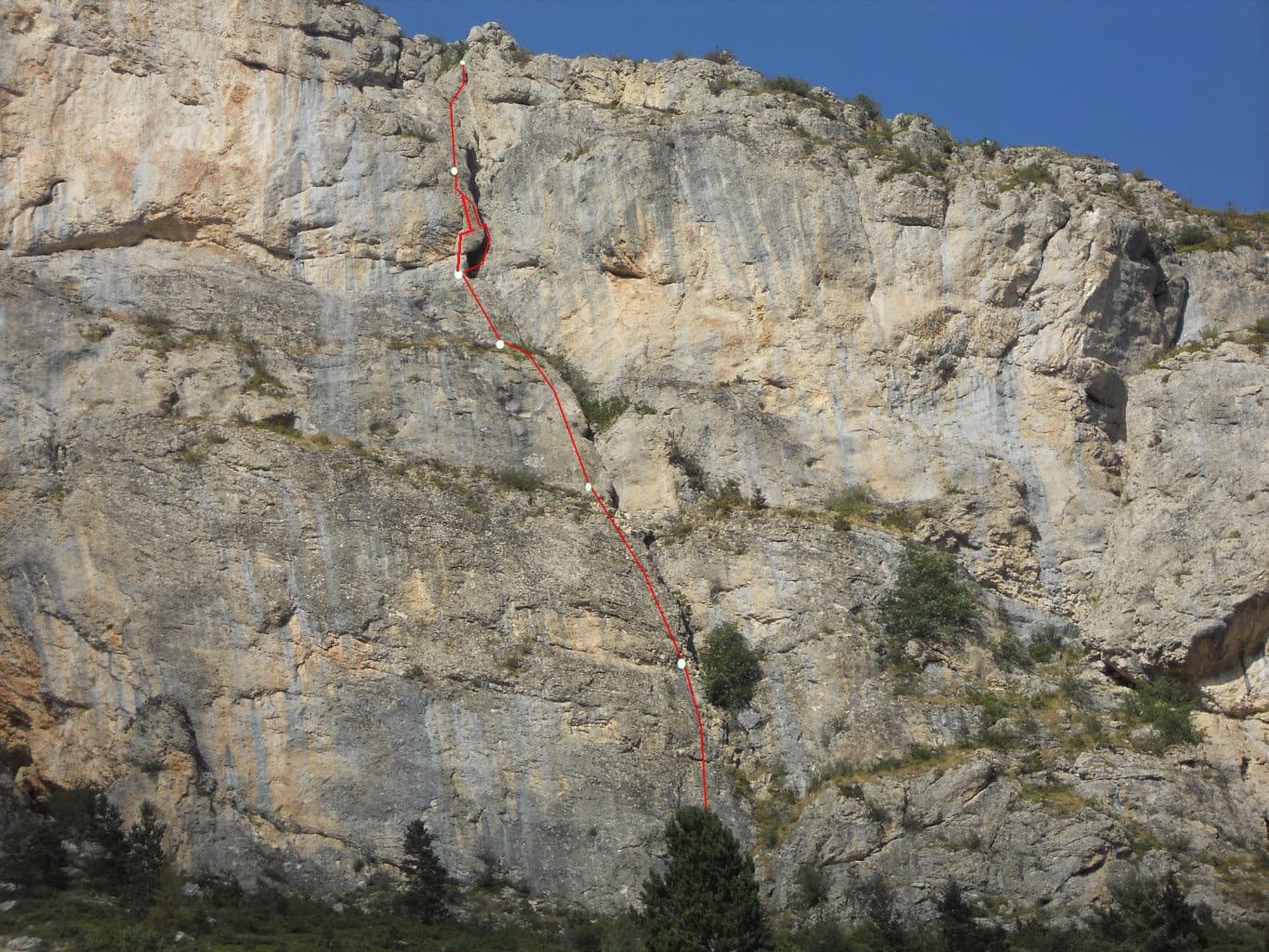 Le Rêve de Noémie drawn in red on the Gicons cliff, following the big slanting crack-chimney, with the belays marked