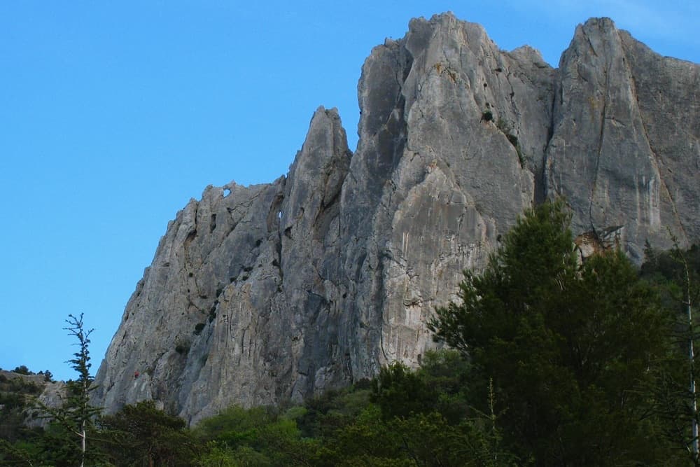 The north face of the Gigondas chain at the Aiguillette Lagarde and Trois Plaques sectors, with a window through the crest visible on the left; Petite Émeline climbs on this side. The line is not marked.