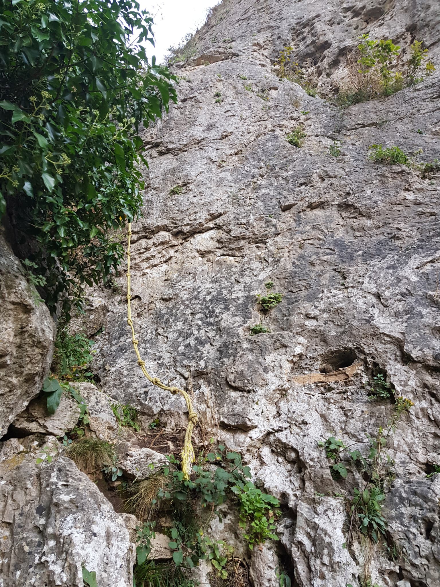 The start of La canicule t'emballe ?, just before the yellow fixed rope in the ravine