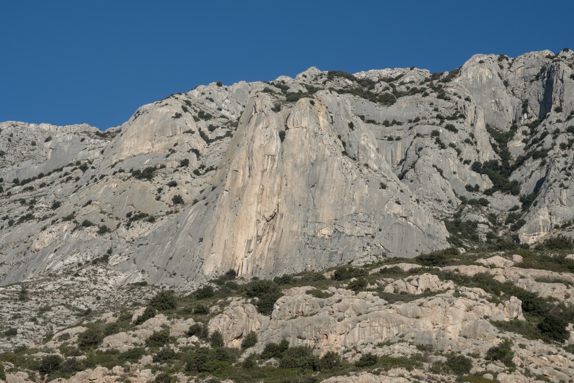 The Surplomb de la Carrière; Robin des Baouques climbs the grey slabs on its left side