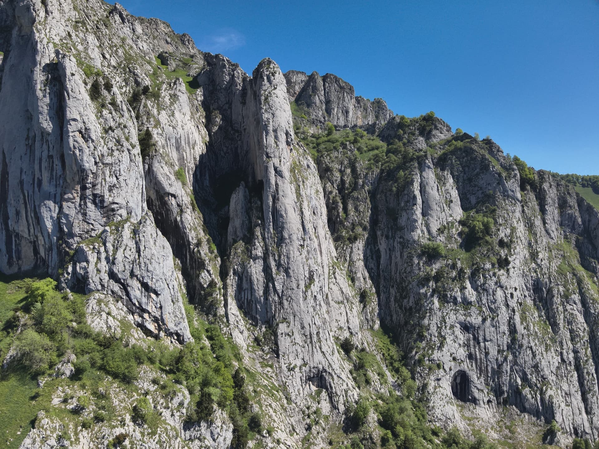 Aerial view of the south pillars of the Pic du Gar above Bézins-Garraux, where Ginseng climbs