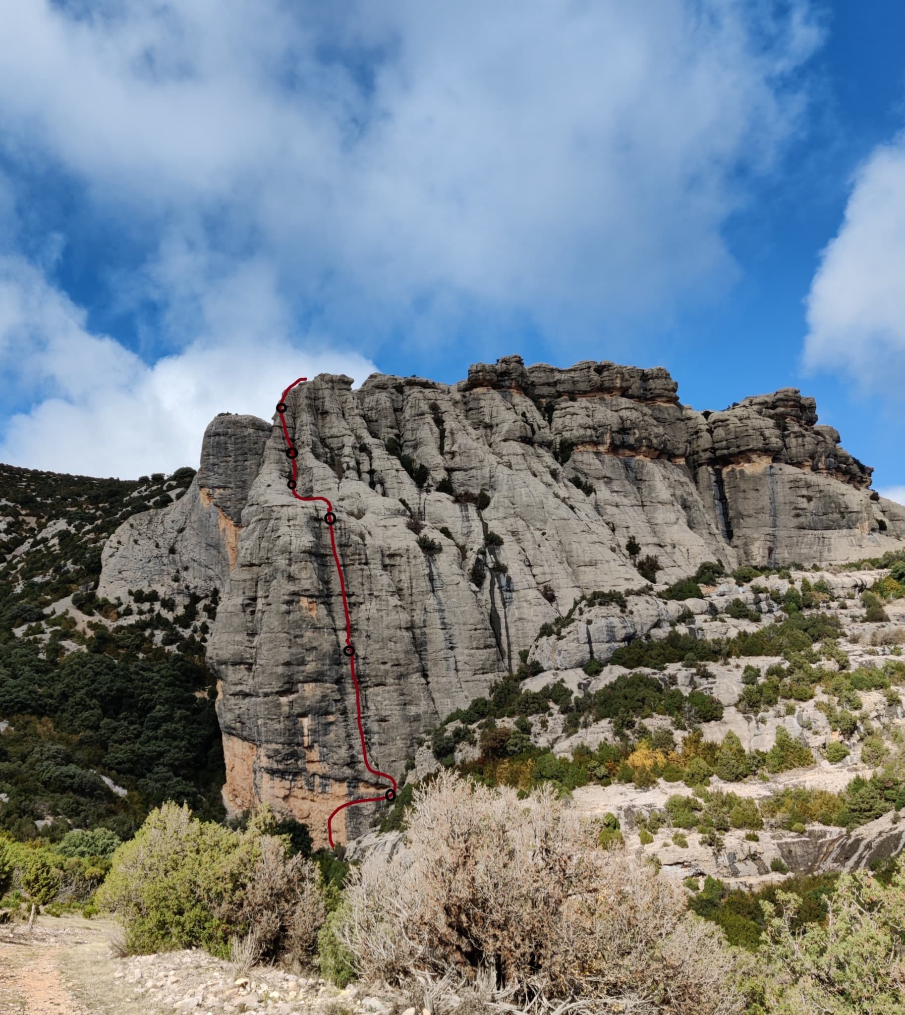 Peña Predicadera with the line of El Templo de los Sueños drawn in and belays marked