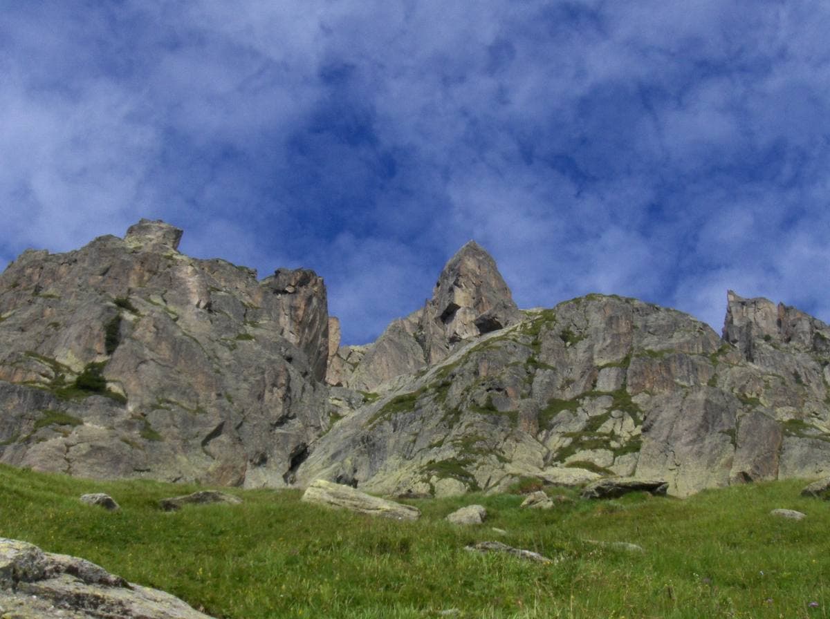 The rock towers above the approach path to Cocher-Cochon, below Le Brévent