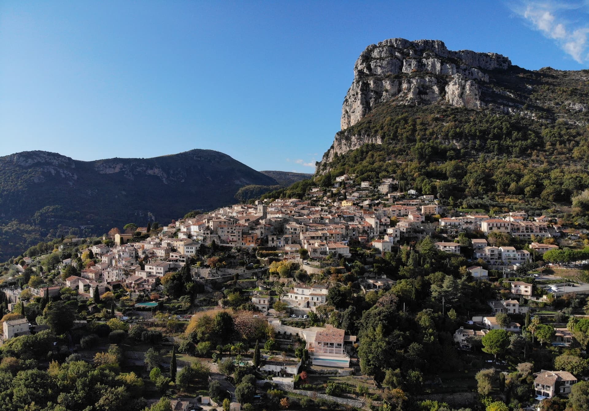 The village of Saint-Jeannet beneath the main cliff of the Baou de Saint-Jeannet; Jardins secrets is on this Grande Face, the exact line is not marked.