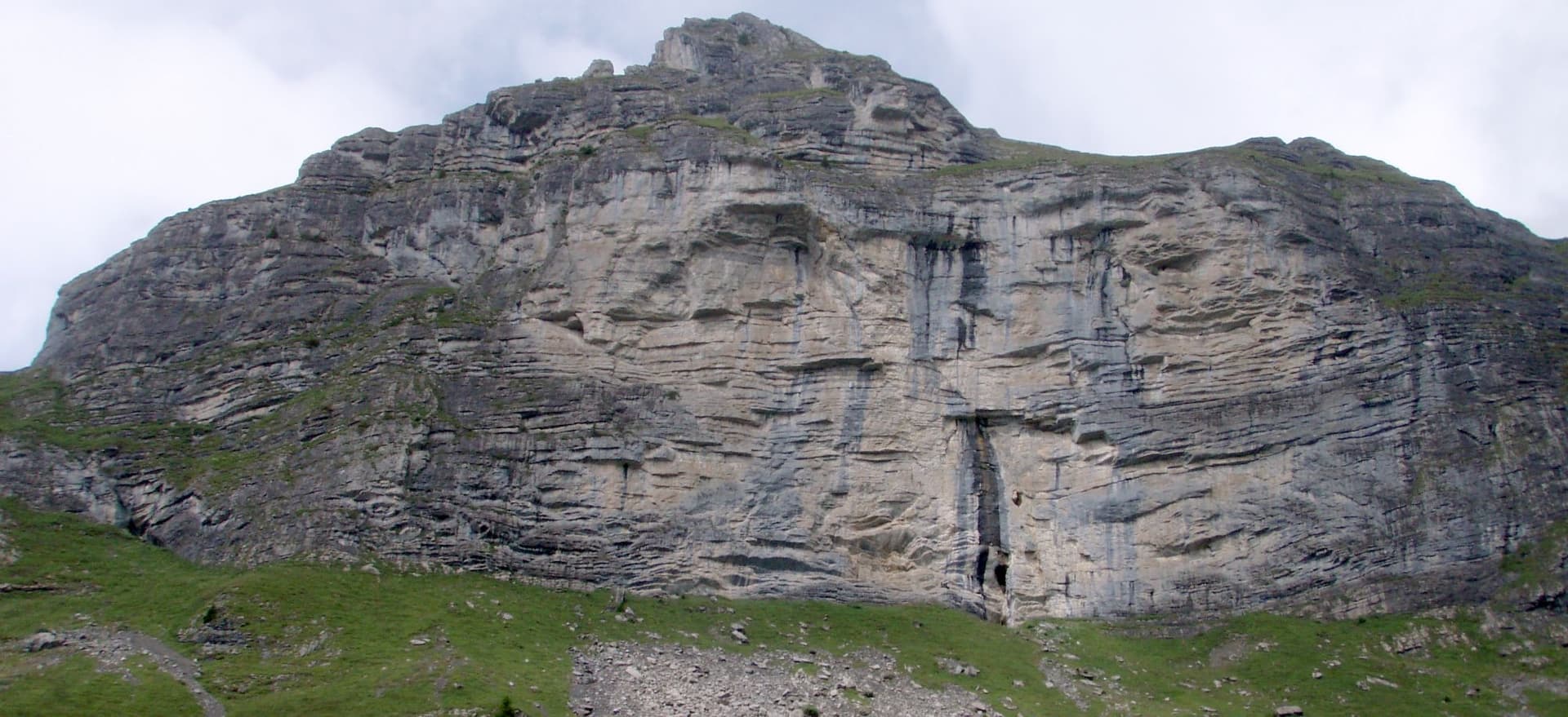 The Hintisberg wall from the alp; Blüemlipfad is on the left-hand sector