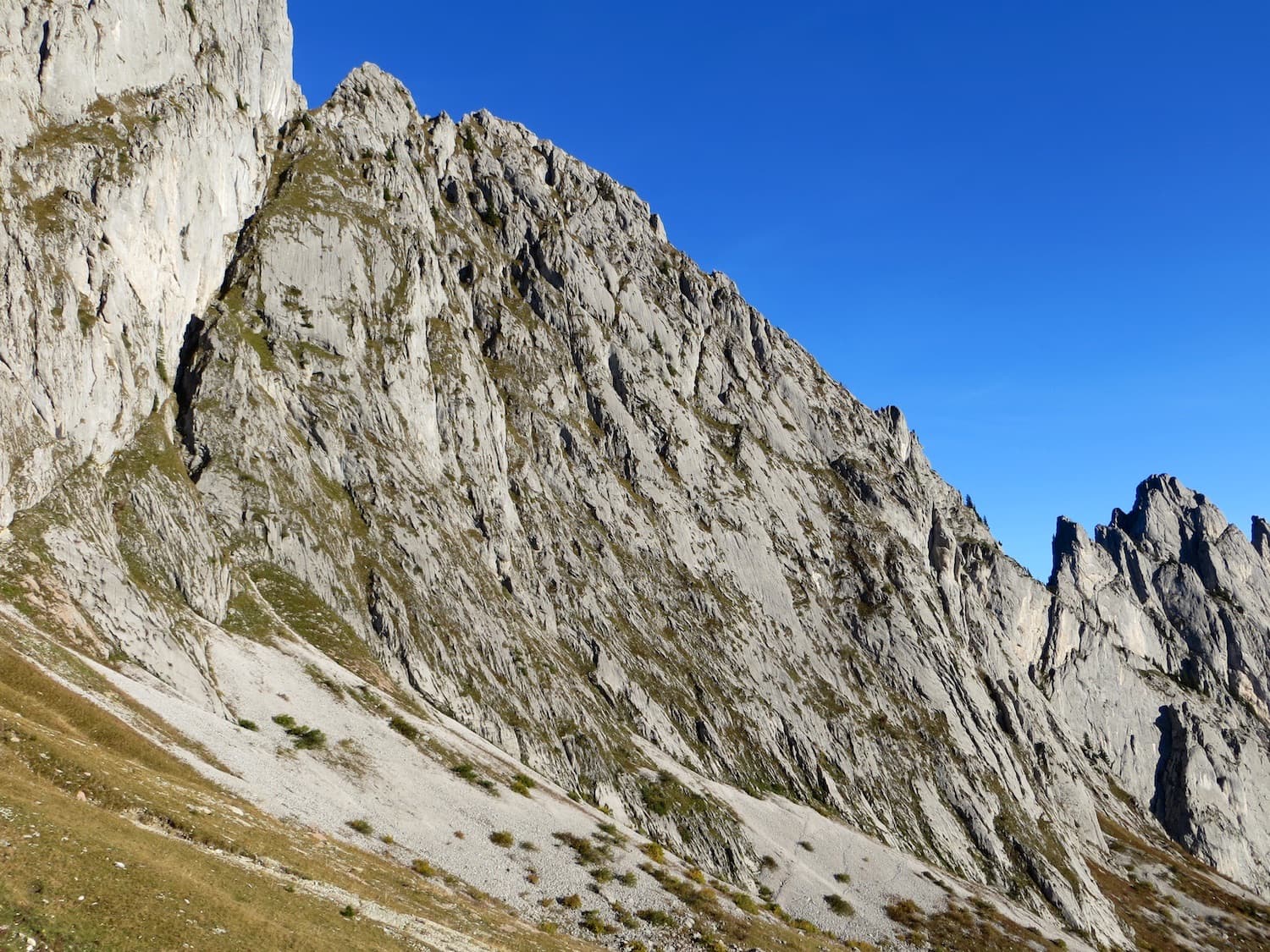 The south face of the Pfadflue: the sector of Salü Jan, Hallo Marco and Bilbo