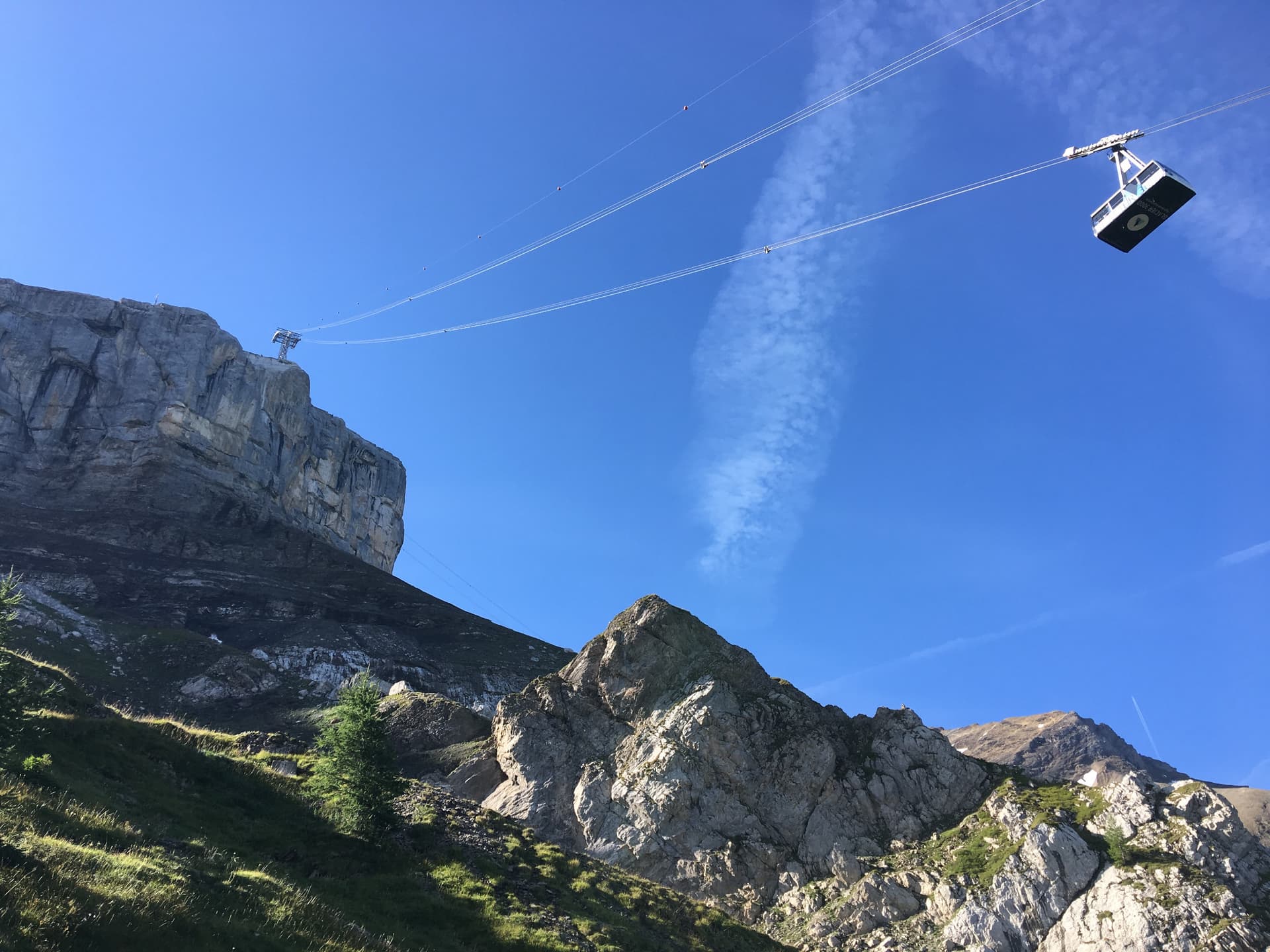 The Tête aux Chamois cliff under the Glacier 3000 cable car; the route climbs below the pylon