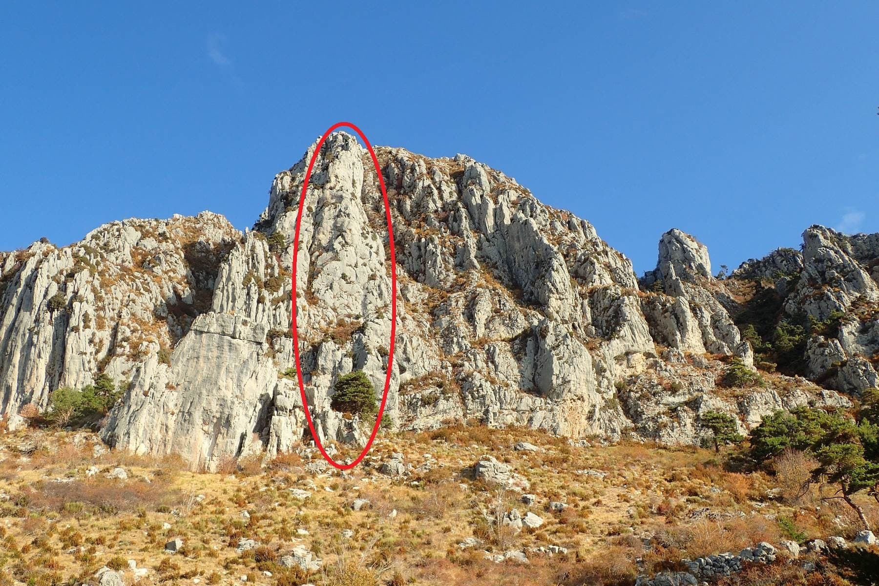 The pillar of Aylan above Séranon, ringed in red
