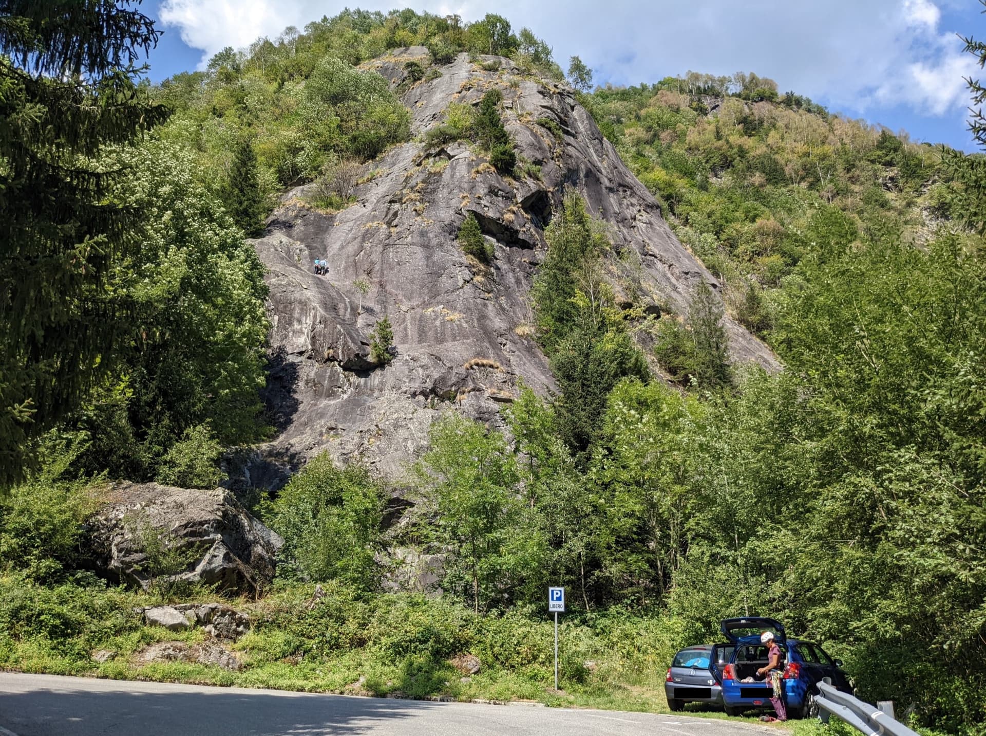 El Schenun, the roadside slab between San Martino and Bagni di Masino, with its car park