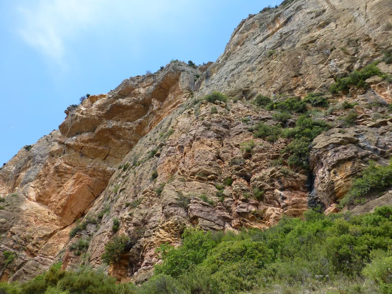 The Pala Alta of Mont-roig; Brothers Ruiz takes the slabs right of the big red roofs