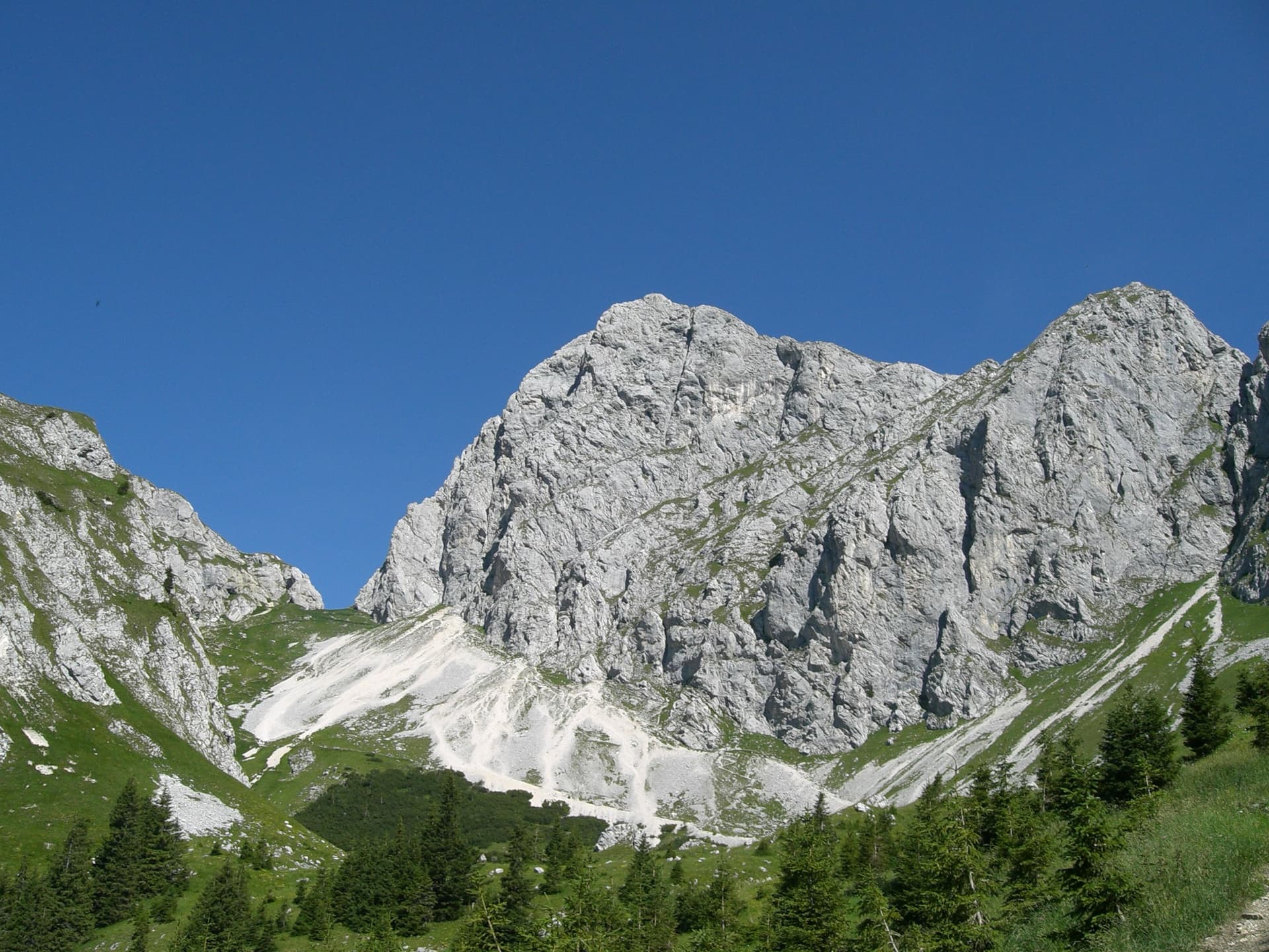 The Gimpel seen from the south-east, with the Judenscharte to its left