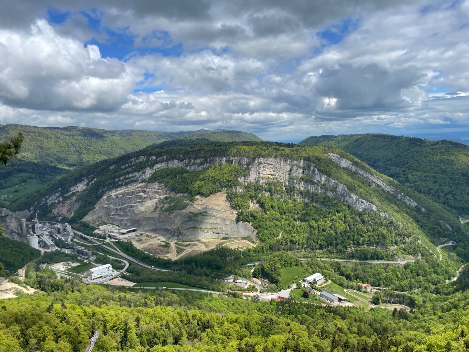 The 2 km band of the Plagne cliffs above the Rondchâtel cement quarry in spring.