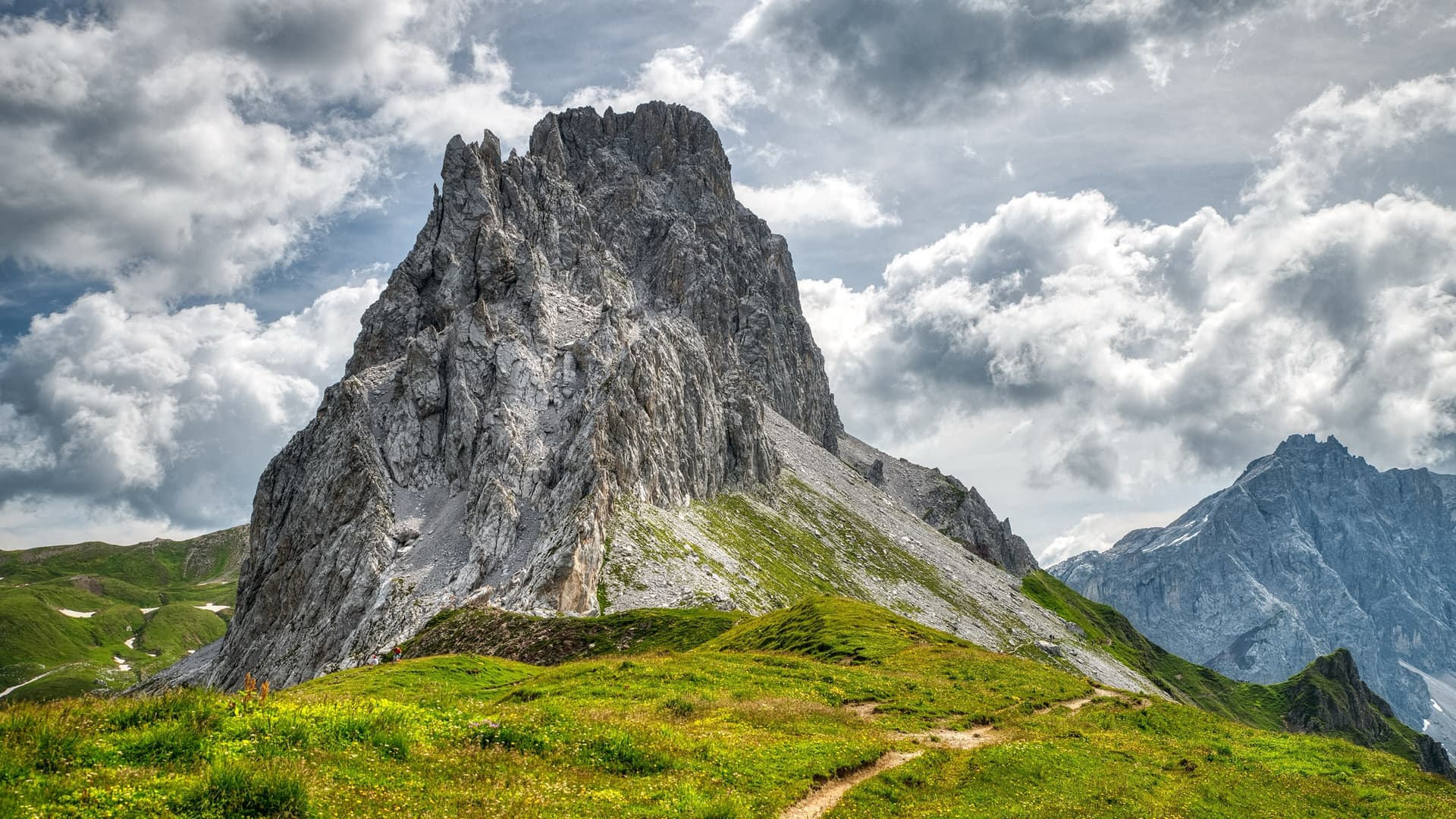 The western end of the Kirchlispitzen above the Prättigauer Höhenweg near the Gafalljoch in July.